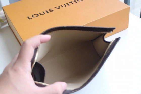 WIS VUITTON LOUIS POUCH TOILETRY 19 0224